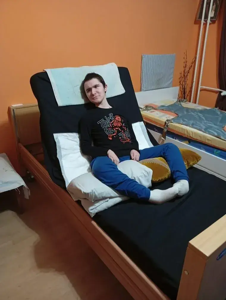 Tomika az új, állítható ápolási ágyában