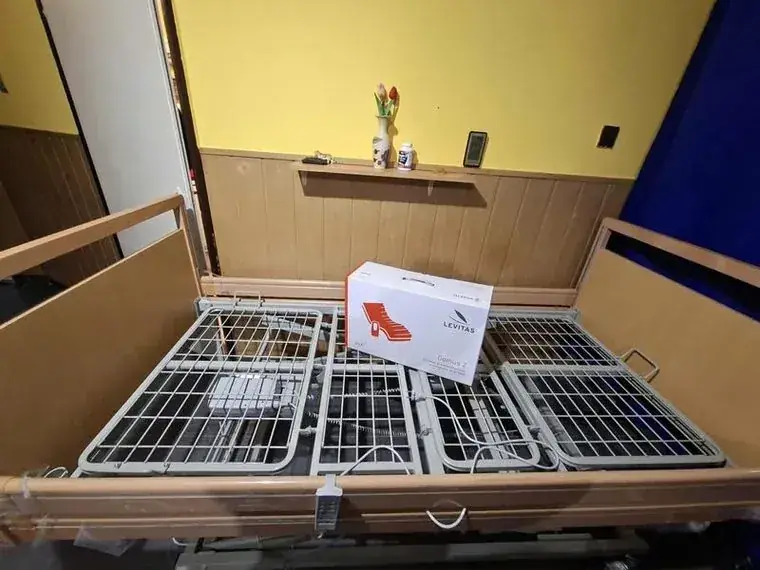 Peti új ápolási ágya a felfekvés elleni matraccal