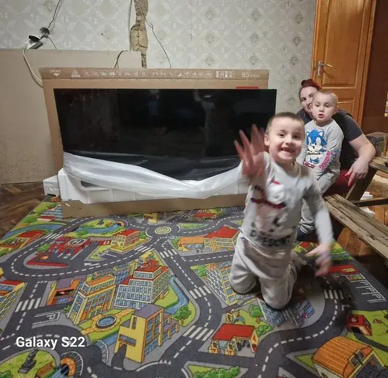 Beni és Domi az új 65 colos televízióval